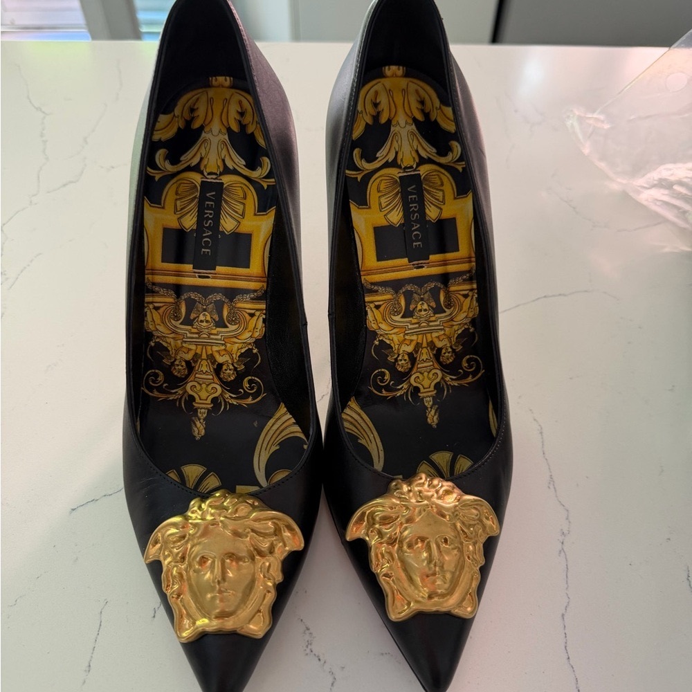 Versace pumps with Medusa head and pointed toe in black leather